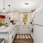 3 Bedroom Rental Pet Friendly, Fireplace, Hot Tub, Near Ski Resorts