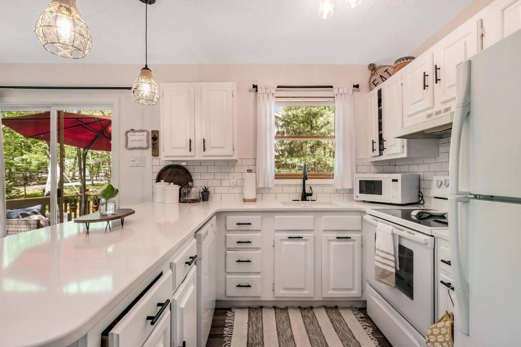 3 Bedroom Pet Friendly, Fireplace, Hot Tub, Near Holiday home *