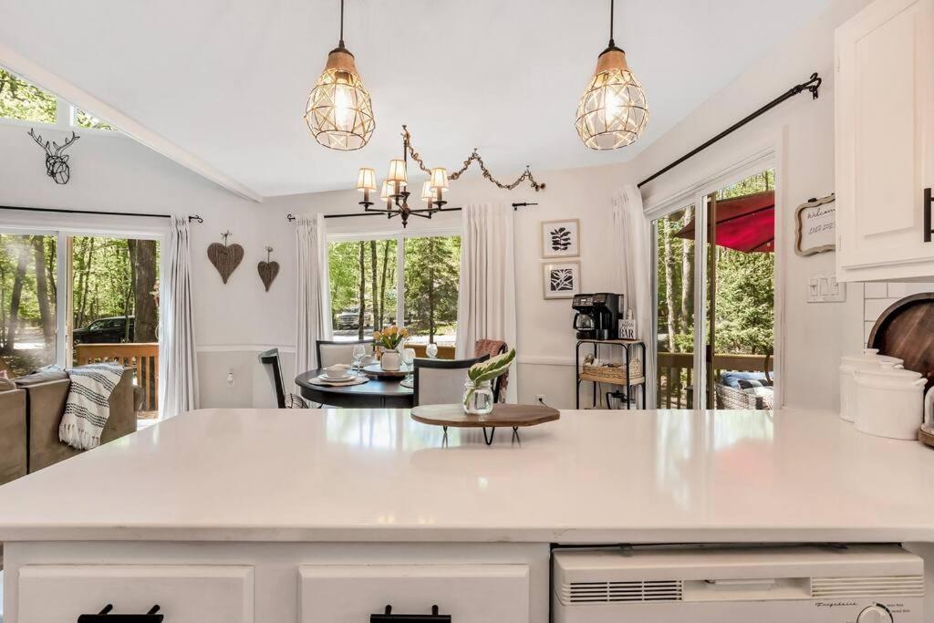 3 Bedroom Pet Friendly, Fireplace, Hot Tub, Near Albrightsville