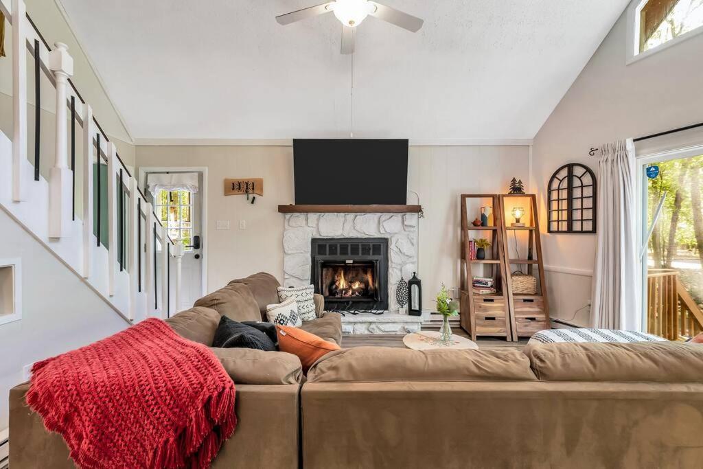 3 Bedroom Pet Friendly, Fireplace, Hot Tub, Near Holiday home