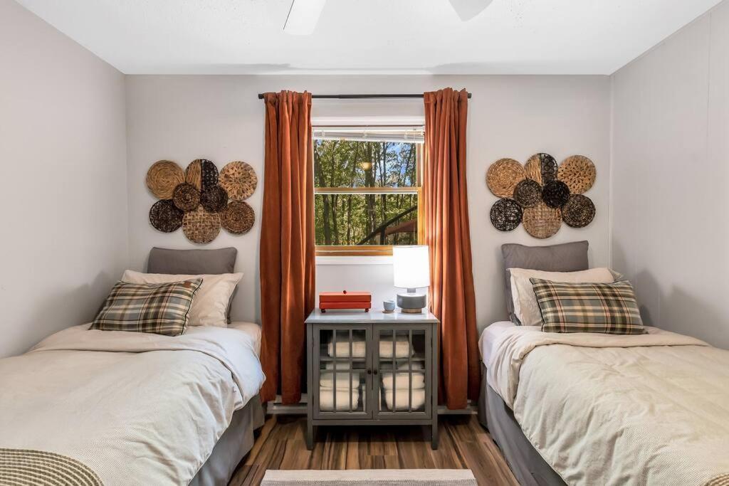 3 Bedroom Pet Friendly, Fireplace, Hot Tub, Near Holiday home
