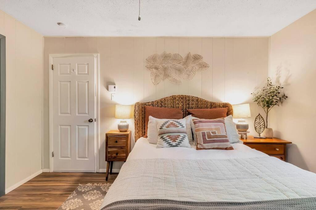 3 Bedroom Pet Friendly, Fireplace, Hot Tub, Near *