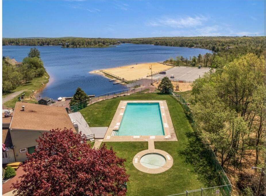 3 Bedroom Pet Friendly, Fireplace, Hot Tub, Near