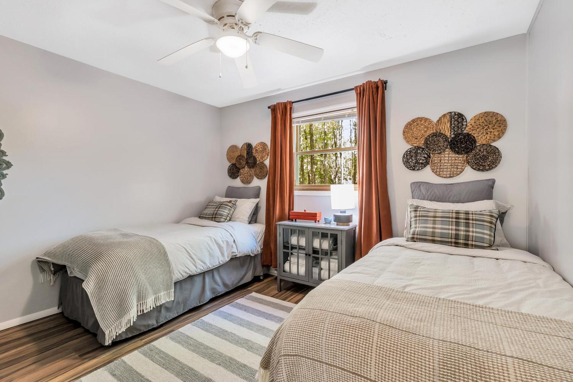 3 Bedroom Pet Friendly, Fireplace, Hot Tub, Near