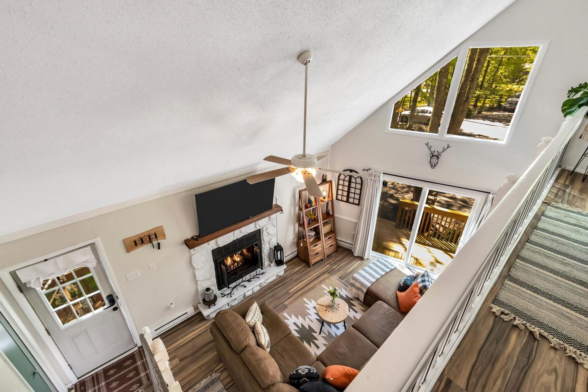 Holiday home 3 Bedroom Pet Friendly, Fireplace, Hot Tub, Near *