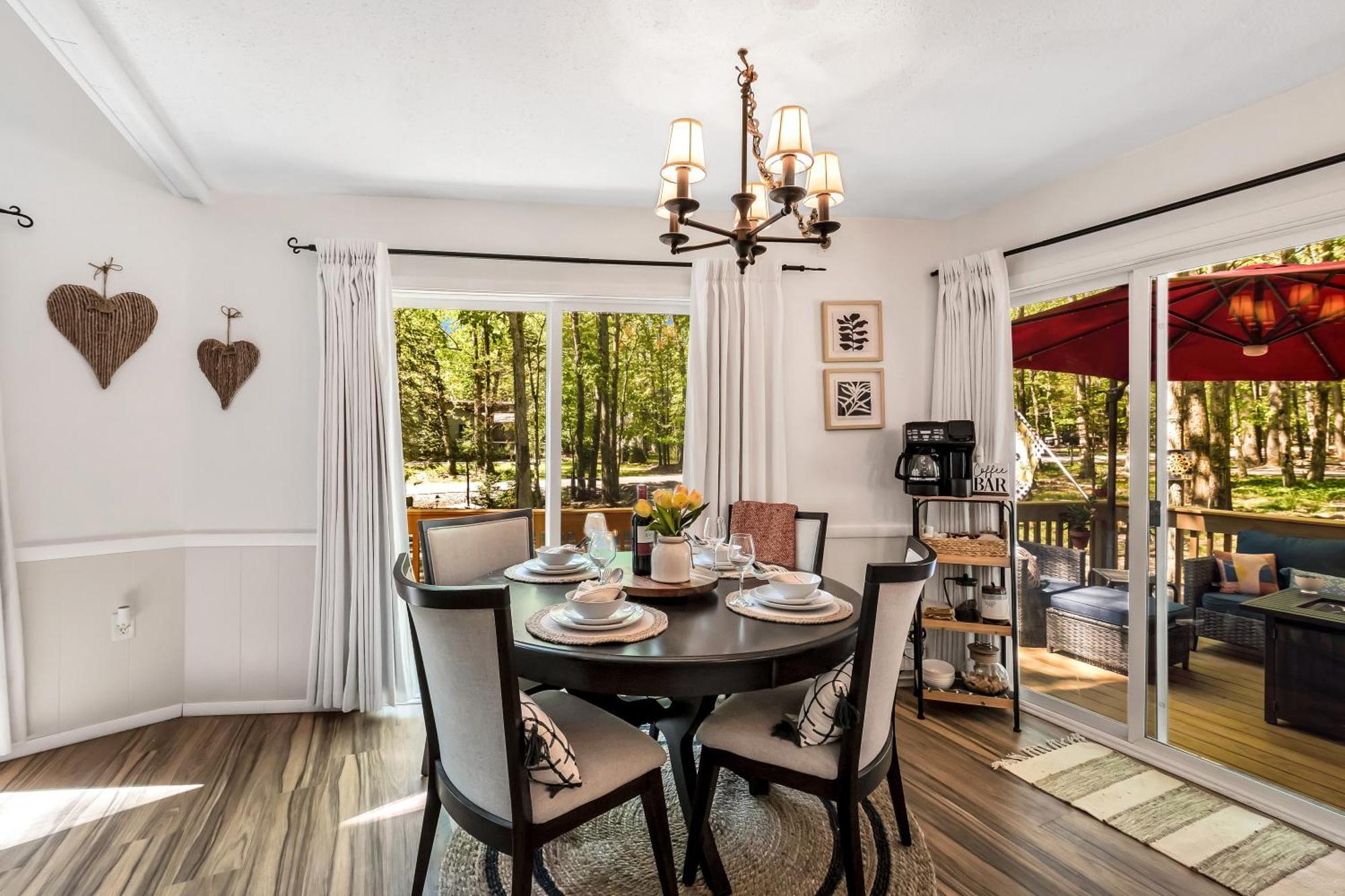 3 Bedroom Pet Friendly, Fireplace, Hot Tub, Near Albrightsville