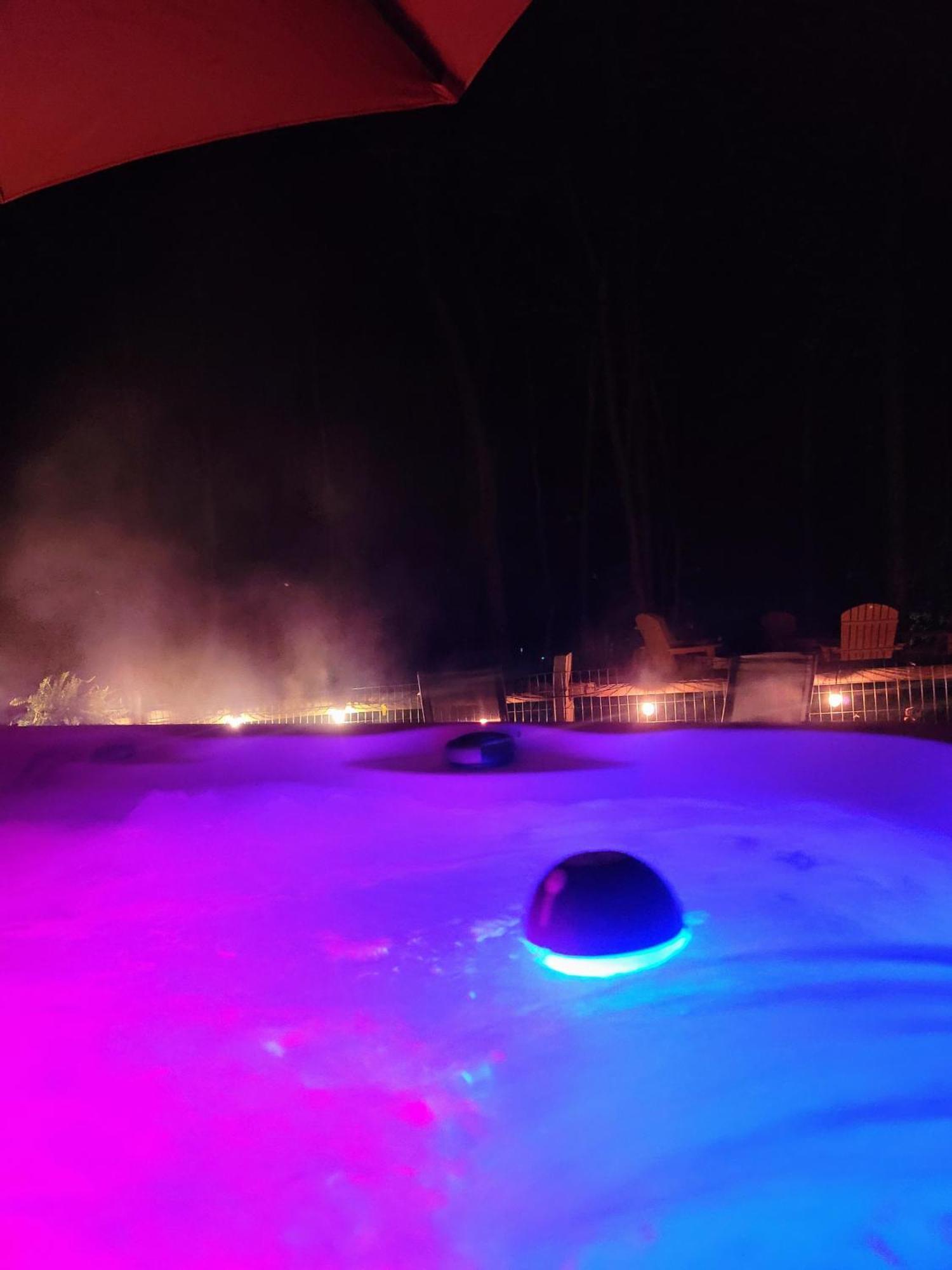 3 Bedroom Pet Friendly, Fireplace, Hot Tub, Near