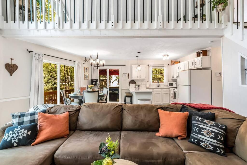 3 Bedroom Pet Friendly, Fireplace, Hot Tub, Near Holiday home