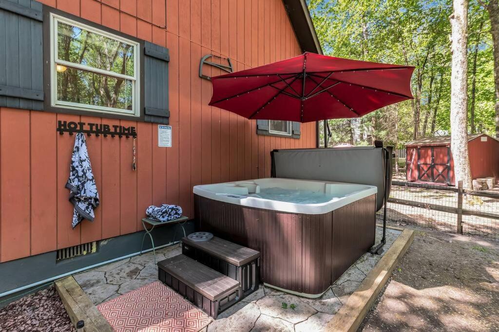 Holiday home 3 Bedroom Pet Friendly, Fireplace, Hot Tub, Near Albrightsville
